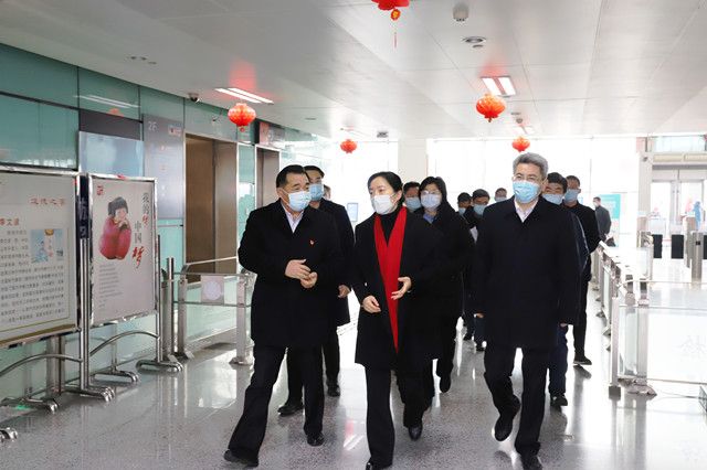市領(lǐng)導(dǎo)至車站走訪慰問和疫情防控、保供應(yīng)保安全保暢通工作督查